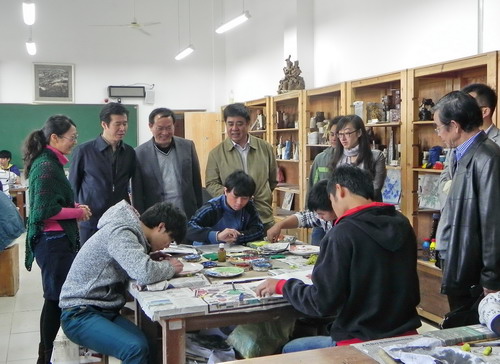 相自成理事(左四)、郑瑶副理事长(左二)、许保生校长(左三)参观我校陶艺实训室