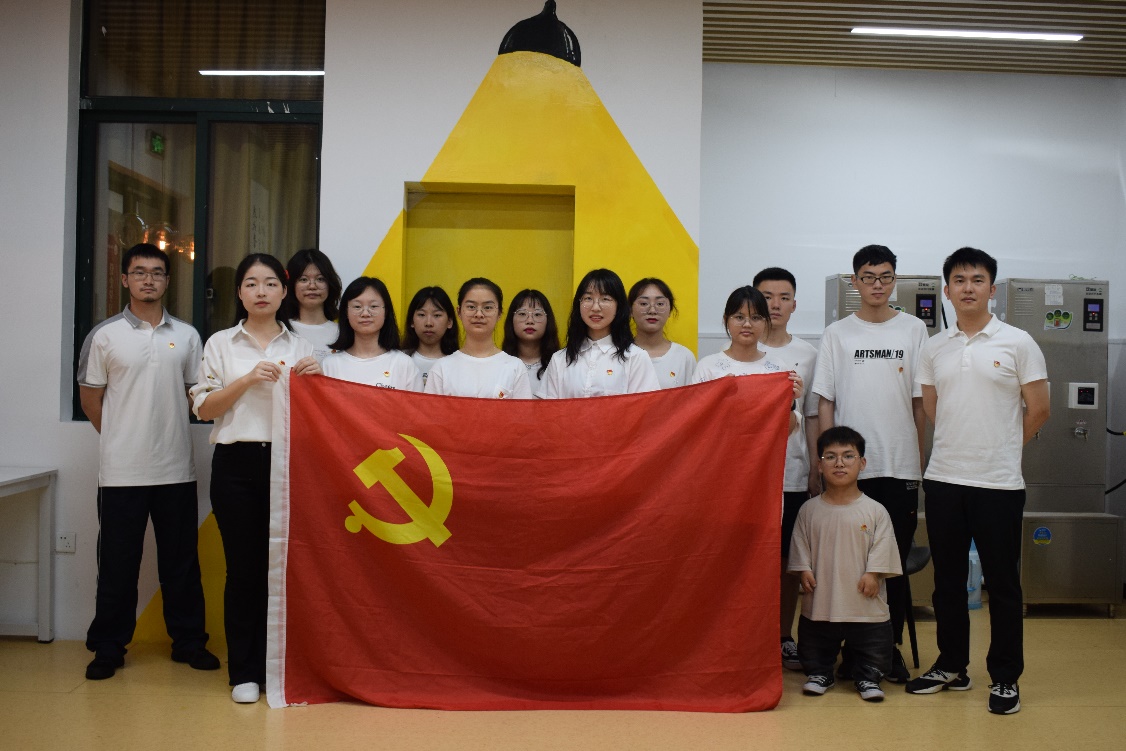 图片包含 室内, 人, 站, 男人描述已自动生成