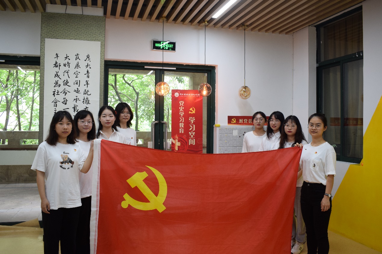 人们站在房间里中度可信度描述已自动生成